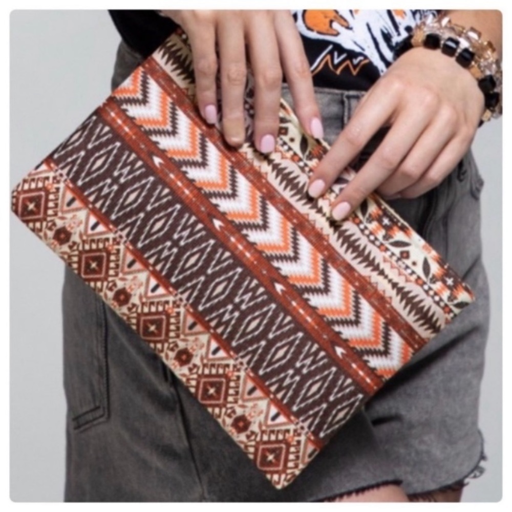 ‼️SOLD OUT‼️New Boutique Brand Desert Canyon Ethnic Pattern Wristlet - Picture 1 of 5